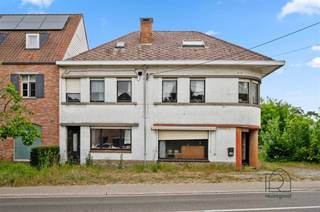 <p><span>Unieke eigendom met veel potentieel te Keerbergen, voormalig café en woning samengevoegd tot één ruime woning</span></p><p><span>Ben je op zoek naar een woning met véél ruimte én véél mogelijkheden? Dan is dit pand in het hart van Keerbergen zeker een bezoek waard. Oorspronkelijk bestond het uit een café en een aparte woonst, die later werden samengevoegd tot één grote woning wat resulteert in een verrassend ruim geheel boordevol potentieel.</span></p><p><span>Indeling &amp; mogelijkheden</span><span><br />Op het gelijkvloers tref je tal van grote en kleinere ruimtes, ideaal voor wie graag veel leefruimte heeft of op zoek is naar een pand met polyvalente invulling. Kijk zeker naar de plannen om de indeling goed te begrijpen de mogelijkheden zijn oneindig! Boven zijn er maar liefst vijf (of meer) slaapkamers, perfect voor grote gezinnen, co-housing, een praktijk aan huis of andere creatieve invullingen.</span></p><p><span>Te renoveren</span><span><br />De woning dient grondig gerenoveerd te worden. Ideaal voor de handige harry of projectontwikkelaar die een pand naar eigen smaak wil omtoveren tot een warme thuis of stijlvolle investering.</span></p><p><span>Interessant perceel met ontwikkelingspotentieel</span><span><br />Het perceel biedt naast de ruime woning ook interessante ontwikkelingskansen. Volgens het Ruimtelijk Uitvoeringsplan (RUP) is het mogelijk om het perceel op te splitsen in twee bouwgronden: één voor een open en één voor een halfopen bebouwing.</span></p><p><span>Samengevat:</span></p><ul><li><span>Voormalige café + woning, samengevoegd tot één grote eigendom</span></li><li><span>Zeer ruime woning met 5+ slaapkamers</span></li><li><span>Gelijkvloers met veel kamers en mogelijkheden</span></li><li><span>Grondige renovatie nodig</span></li><li><span>Interessante bouwgrond mogelijkheden volgens RUP</span></li><li><span>Veel werk, maar nog meer potentieel!</span></li></ul><p><span>Grijp deze kans om een uniek stuk vastgoed met geschiedenis én toekomstmogelijkheden in handen te krijgen. Contacteer ons voor meer info of een bezoek ter plaatse!</span></p>