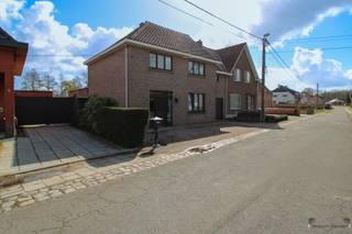 Deze halfopen bebouwing, gelegen in een rustige straat te Nijlen, biedt tal van mogelijkheden voor wie op zoek is naar een ruime woning...