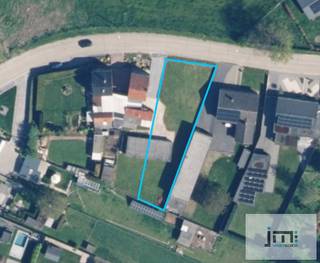 Deze bouwgrond voor open bebouwing vinden we in Wellen en telt een oppervlakte van 677m².<br /><br />De breedte van de grond aan de straatzijde bedraagt 18,16m en is zuid georiënteerd.<br /><br />Verdere informatie en verkavelingsvoorschriften beschikbaar op kantoor.