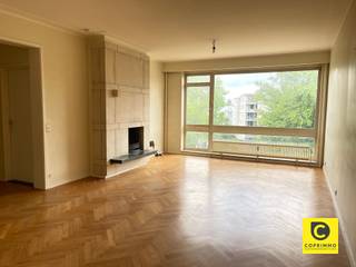 <p><span>Dit aantrekkelijke 3-slaapkamer appartement van 124m² bevindt zich biedt een ideale combinatie van comfort, ruimte en licht.</span></p><p><span> </span></p><p><span>Bij binnenkomst valt de woonkamer meteen op. Dankzij de grote ramen is er een fijne natuurlijke lichtinval en ruimtelijk gevoel. De houten vloeren met visgraatpatroon geven, in combinatie met de aanwezige sierhaard, de ruimte een warme en gezellige uitstraling. </span></p><p><span> </span></p><p><span>Aangrenzend is de vernieuwde keuken terug te vinden; deze werd van alle comfort voorzien. Er is een koelkast met aparte vriezer, keramisch vuur met dampkap, microgolfoven en standaard convectieoven voorzien. HIer vind je ook toegang tot een gezellig balkon.</span></p><p><span> </span></p><p><span>De drie slaapkamers zijn goed gesitueerd en bieden voldoende ruimte. Ze zijn voorzien van grote ramen die zorgen voor licht en ventilatie. De tweede slaapkamer heeft evenzeer toegang tot een balkon met groen uitzicht. Door het glasraam in de deur leent deze kamer zich eerder als werkkamer of bureau.</span></p><p><span> </span></p><p><span>De badkamer is functioneel ingericht met een groot ligbad, toilet en dubbele wastafel met spiegel. Verder is er nog praktische kastruimte en schuiven aanwezig. De afwerking is verzorgd en kwalitatief.</span></p><p><span>Daarnaast is er nog een tweede, aparte douchekamer aanwezig. Met de voorziene douchecabine en de wastafel biedt dit een handig alternatief voor de grote badkamer.</span></p><p><span> </span></p><p><span>In de nachthal van het appartement vinden we verder nog een apart toilet, enkele ingemaakte kasten, alsook een aparte berging waar de wasmachine en droogkast aangesloten kunnen worden.</span></p><p><span> </span></p><p><span>Bij het appartement zijn ook nog een aparte kelderberging, alsook een autostaanplaats inbegrepen.</span></p><p><span> </span></p><p><span> </span></p><p><span>Beschikbaarheid en kosten</span></p><p><span>Huurprijs: € 1.050,00/maand</span></p><p><span>Maandelijkse kosten: €175,00/maand (incl. provisie voor waterverbruik en verwarming)</span></p><p><span>Onmiddellijk beschikbaar</span></p><p><span> </span></p><p><span>Troeven</span></p><ul><li><span>Complete keuken</span></li><li><span>3 volwaardige slaapkamers</span></li><li><span>2 badkamers</span></li><li><span>Aparte berging met aansluiting voor wasmachine/droogkast</span></li><li><span>Autostaanplaats inbegrepen</span></li></ul>