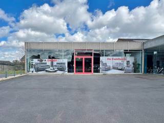 Deze eigendom geniet van een uiterst commerciële ligging en omvat:<br />- een toonzaal (500m²)<br />- volledig afgesloten parking <br />- is toegankelijk achteraan