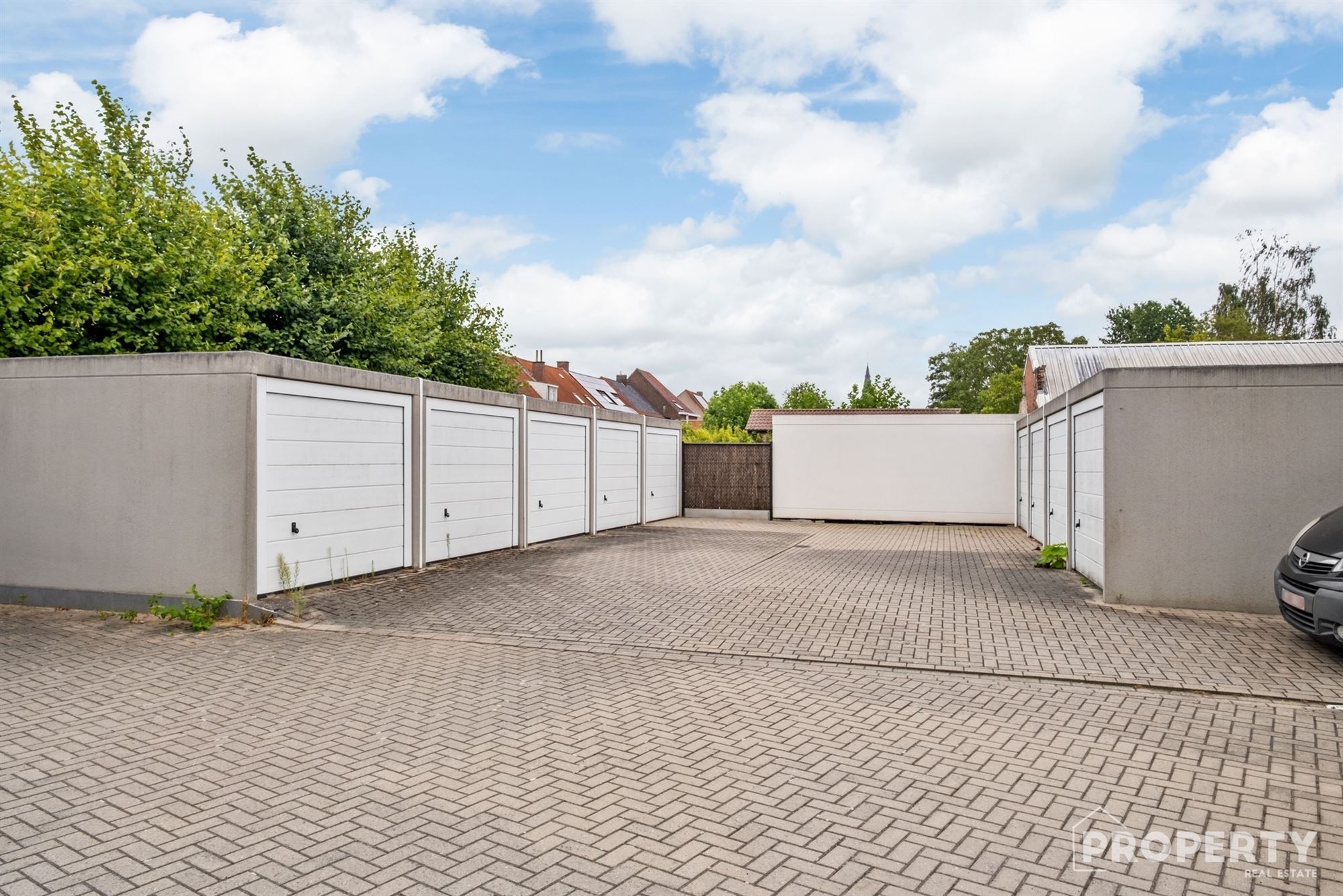 Garage te koop nabij centrum Gullegem. Voor meer informatie of een bezoek ter plaatse, contacteer ons via info@property-vastgoed.be of 056 96 08 00.