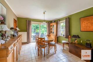 Deze charmante woning is gelegen op een gegeerde locatie aan de rand van Gent, in Sint-Amandsberg, omringd door groen en dicht bij scholen,...
