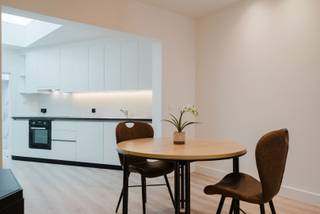 Deze charmante woning, op wandelafstand van het centrum van Harelbeke en het natuurdomein De Gavers, werd zopas volledig vernieuwd. Van...