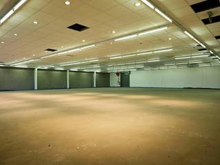 Verhuurd handelspand/ baanwinkel van ca. 770 m² te koop in Middelkerke.<br /><br />De winkel is gelegen de centraal gelegen commerciële zone samen met o.a. Colruyt, Berca, Brantano, Brico, Aldi, Bon'app, Lidl, Lingerie Outlet, Sligro en Euro Shop) en nabij de luchthaven van Oostende. <br /><br />Indeling:<br />- winkelruimte met grote overspanning (600 m²)<br />- stockageruimte met automatische rolgordijn/poort (120 m²)<br />- bureelruimte met sanitair blok (50 m²)<br />- extra ruimte mogelijk op verdieping (50 m²)<br />- Perceel: ca. 1000 m²<br /><br />Troeven:<br />- Huurprijs: € 5500,00/ maand<br />- Huurovereenkomst sinds 01/06/2025 <br /><br /><br /><br />Bestemming: Bedrijvenzone Oostendelaan : zone 4: Zone voor grootschalige kleinhandel, groothandel en lokale bedrijven ( meer concrete info op https://www.middelkerke.be/nl/rup-bedrijvenzone-oostendelaan)<br /><br />Bent u geïnteresseerd in dit bedrijfsvastgoed te koop in Middelkerke? Aarzel dan niet om ons te contacteren via 0476 94 27 32 of hilde.blieck@dewaele.com<br /><br />Bestuursmaatregelen in het maatregelenregister: nee