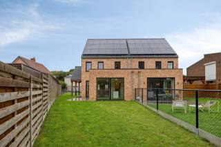 Ben je op zoek naar een luxueuze, duurzame en volledig afgewerkte thuis? Deze ruime landelijke pastoriewoning combineert de charme van een klassieke architectuur met de allernieuwste technieken en kwalitatieve materialen. Omdat deze nieuwbouwwoning reeds volledig geschilderd én de tuin aangelegd is, kan je hier onmiddellijk intrekken!<br /><br />De woning is centraal gelegen net buiten de dorpskern van Onze-Lieve-Vrouw Olen. Winkels, scholen, het openbaar vervoer, het treinstation, bevinden zich op wandelafstand. Bovendien geniet je van een vlotte verbinding naar de buurgemeentes Geel, Westerlo, Herentals en Kasterlee, alsook naar de E313 autosnelweg.<br /><br />Het betreft een ruime nieuwbouwwoning met 3 volwaardige slaapkamers. De woning werd zeer degelijk gebouwd en mooi afgewerkt met kwalitatieve materialen. <br /><br />Bovendien is deze woning klaar voor de toekomst. De uitstekend geïsoleerde bouwschil in combinatie met vloerverwarming in alle ruimtes, een warmtepomp met koelfunctie, een ventilatiesysteem en zonnepanelen met een vermogen van 7.740 Wp resulteert in een indrukwekkend E-peil van -11 (EPC: - 22 kWh/m² / Label A+). Hierdoor geniet je niet alleen van een bijzonder lage energiekost, maar ook van 5 jaar vrijstelling van onroerende voorheffing (kadastraal inkomen) én een BEN-korting op je woonkrediet!<br /><br />Je betreedt de woning via de inkomhal, voorzien van een gastentoilet. De woonkamer is opgedeeld in een eethoek en een zithoek. De keuken bevindt zich in de achterbouw, is voorzien van een koelkast, oven, microgolfoven, vaatwasser, kookvuur en dampkap, en geeft toegang tot het zonnige terras en zicht over de tuin. Aansluitend is er een ruime berging / wasplaats.<br /><br />Op de 1ste verdieping geeft de nachthal uit op 2 ruime slaapkamers, een badkamer met inloopdouche en dubbele lavabo, en een apart nachttoilet.<br /><br />De 2de verdieping biedt ruimte aan een zeer ruime slaapkamer en een (technische) berging.<br /><br />Naast de woning staat een carport met voorzieningen voor een laadpaal. <br /><br />De tuin is reeds volledig aangelegd, afgesloten (niet ter hoogte van de carport) en voorzien van een zonnig terras. Kruipkelder onder de volledige woning. Er is een regenwaterput van 5.000 liter aanwezig met recuperatie voor de toiletten en een buitenkraan.<br /><br />12% verkooprechten op het grondaandeel | 21% BTW op de constructiewaarde | aansluitingskosten van de nutsvoorzieningen ten laste van de koper (€ 5.000 incl. BTW)
