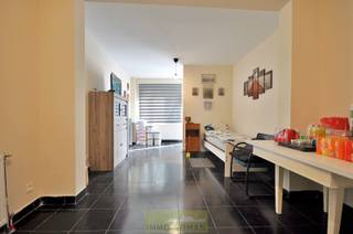 Op een boogscheut van het centrum van Avelgem treffen we deze eigendom. Tal van voorzieningen zoals scholen, openbaar vervoer en winkels bevinden zich in de nabijheid. <br />De woning is <strong>ingedeeld </strong>als volgt: woon- en leefruimte met aansluitend de keuken, badkamer met ligbad en lavabo, apart toilet, buitenberging met terras. Achteraan is er tevens een uitweg voor fietsen en dergelijke. Op de bovenverdieping zijn er <strong>2 ruime slaapkamers</strong> aanwezig en de zolder is bereikbaar met een vaste trap, mogelijk in te richten tot extra slaapkamer. <br /><br />Er is de<strong> mogelijkheid tot de aankoop van een gesloten garagebox(en)</strong>, vlakbij de woning. <br />Bovendien zijn er nog andere woningen beschikbaar op dit adres. <br /><br />Meer info? Contacteer Kyamo De Smet: 0479 06 13 71