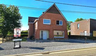 Voor een bezichtiging bel Tom 0468/ 09 81 97.<br /><br />Charmante, goed onderhouden OB met 4 slaapkamers, gelegen op zuid gericht perceel van 4a 59ca. Deze te renoveren woning ligt in een rustige straat op 4 km van de oprit van de autostrade en op 4 km van het centrum van Halen met zijn supermarkten, dokters, apothekers, horeca, kleuter, -lagere, en middelbare school, kinderopvang, het bussenknooppunt en alles wat het leven aangenaam en gemakkelijk maakt.<br /><br /><strong>INDELING:</strong><br />Gelijkvloers: inkomhal, keuken, ruime leefruimte met salon, slaapkamer, wasberging en toilet.<br />1<sup>ste</sup> verdiep: nachthal, badkamer en 3 ruime slaapkamers.<br />Eveneens is er nog een kleine voorraadkelder en een ruime stockagezolder aanwezig.<br /><br /><strong>Troeven:</strong>
<ul>
<li>Ruime slaapkamers</li>
<li>Ligging, rustig maar toch vlot bereikbaar</li>
<li>Zeer goed onderhouden woning</li>
<li>Onderhoudsvriendelijke tuin</li>
</ul>
<br /><strong>Aan te pakken:</strong>
<ul>
<li>EPC label F</li>
<li>Elektriciteit niet conform</li>
<li>Asbest: 2 te verwijderen / 3 zorgvuldig beheren</li>
<li>Centrale verwarming op stookolie</li>
</ul>
<br />Spreekt u dit renovatieproject aan!<br /><strong>Aarzel dan zeker niet om Tom te contacteren voor een bezoek op het nummer 0468 09 81 97.<br />Of voor meer informatie kan u mailen naar info@immobennysimons.be</strong><br />Alle documenten zijn te raadplegen en downloaden via onze website www.immobennysimons.be.<br />