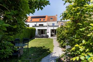 Bent u op zoek naar een rustig gelegen woning met een zonnige, zuidgerichte tuin en een uitstekende ligging? Dan is deze charmante woning beslist een bezoek waard!<br /><br />Op het gelijkvloers vindt u een ruime slaapkamer die eveneens perfect dienst kan doen als bureauruimte, ideaal voor thuiswerk of een vrij beroep. Verder beschikt de woning over een vernieuwde badkamer (2024), een open keuken en een lichtrijke leefruimte waar het aangenaam vertoeven is. Via de grote schuifdeur bereikt u het zonnige terras en de onderhoudsvriendelijke zuidgerichte tuin, de ideale plek om in alle rust te genieten.<br /><br />Op de eerste verdieping bevinden zich twee volwaardige slaapkamers. Via één van de kamers heeft u toegang tot de zolder, die eenvoudig kan worden ingericht als vierde slaapkamer, hobbyruimte of extra bureau.<br /><br />De topligging vormt een absolute troef: scholen, winkels en openbaar vervoer bevinden zich op wandelafstand, waardoor u geniet van een vlotte bereikbaarheid en alle dagelijkse voorzieningen binnen handbereik hebt.<br /><br />Een ideale gezinswoning met tal van mogelijkheden, comfort en een uitstekende ligging. <br /><br />Richtprijs: 359.000€<br /><br />Interesse? Neem contact op met Ruben via 0479/ 03 90 17 of ruben@cornelis-goeman.be.<br />Of via de website van Cornelis & Goeman. Wij ontvangen u graag voor een persoonlijke rondleiding.