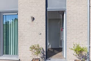 In een rustige en doodlopende straat in het charmante Mariekerke bevindt zich deze recente, instapklare woning met een aangenaam wooncomfort en een energiezuinig karakter. Dankzij de zonnepanelen, de praktische indeling en de verzorgde afwerking is dit een ideale gezinswoning waar u zonder zorgen kunt intrekken.<br />Op het gelijkvloers komt u binnen in een ruime inkomhal met gastentoilet. Vervolgens bereikt u de aangename leefruimte met een open keuken. Dankzij de grote raampartijen staat de leefruimte rechtstreeks in verbinding met de mooi aangelegde tuin, die bovendien geniet van een uitstekende privacy. De tuin beschikt over een tuinhuis en een gezellig overdekt terras, ideaal om in alle rust van het buitenleven te genieten.<br />Verder beschikt de woning over een praktische bergruimte/bijkeuken en een inpandige garage. Vanuit de garage is er eveneens rechtstreeks toegang tot de tuin, wat zorgt voor extra gebruiksgemak.<br />Op de eerste verdieping bevinden zich drie volwaardige slaapkamers, allen voorzien van rolluiken, en een badkamer. Via een vaste trap bereikt u de tweede verdieping, waar zich nog een ruime vierde slaapkamer bevindt. Deze extra kamer kan uiteraard ook perfect dienstdoen als bureau, hobbyruimte of polyvalente ruimte.<br />De combinatie van de rustige ligging, de recente bouw, de vier slaapkamers, de inpandige garage, de aangelegde tuin met privacy en de aanwezigheid van zonnepanelen maakt deze woning bijzonder aantrekkelijk voor wie op zoek is naar een comfortabele en energiezuinige gezinswoning in Mariekerke.<br />Voor meer informatie of een bezichtiging kunt u vrijblijvend contact opnemen met AX-Quality via 03/283.84.84 of gert@ax-quality.be.