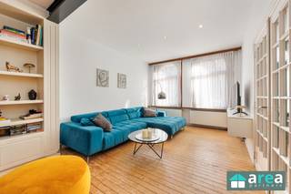 <p><span>In een rustige straat in Deurne, achter een charmante en authentieke gevel, vinden we deze instapklare gezinswoning terug. Het betreft een ruime woning met 3 slaapkamers en een gezellige noordwestgerichte tuin. Gelegen in een vlot bereikbare buurt, op wandelafstand van winkels, scholen, openbaar vervoer en het groene Rivierenhof. Dankzij de nabijheid van de Ring geniet u bovendien van een uitstekende verbinding met Antwerpen-centrum en de omliggende gemeenten.</span></p><p><span> </span></p><p><span>Grootste troeven:</span></p><p><span>-Centrale locatie</span></p><p><span>-Gezellige stadstuin (45m²)</span></p><p><span>-Geïsoleerd dak &amp; achtergevel</span></p><p><span>-Conforme EK</span></p><p><span> </span></p><p><span>Indeling:</span></p><p><span>-Kelder: Grote kelder met wasplaats</span></p><p><span>-GLVL: De ruime &amp; lichtrijke leefruimte op een planché vloer vloeit naadloos over in de eetkamer met een koepel, samen 50 m²,  en vormen een open en warm geheel. De volledig geïnstalleerde keuken (10m²) biedt toegang tot de gezellige stadstuin (45m²) met beperkte inkijk. Vanuit de living brengt een open trap ons naar de bovenverdieping.</span></p><p><span>V1: Langs voorzijde treffen we de master bedroom (19m²), gekenmerkt door een prachtig authentiek raam dat de kamer extra charme &amp; lichtinval geeft. De nachthal geeft toegang tot de overige ruimtes, zoals o.a. een apart toilet alsook een ingerichte badkamer (4m²) met ligbad. Verder zijn er nog 2 slaapkamers (13m² &amp; 6m²) waarvan de achterste beschikt over toegang tot een mezzanine (10m²), die perfect kan dienen als bureau, extra slaapkamer,...</span></p><p><span> </span></p><p><span>Voor meer informatie kan u terecht bij Area Partners: INFO@area.be of 03/284.60.60</span></p>