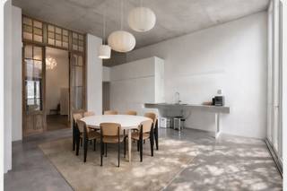 <p><span>Karaktervol Art Nouveau-pand uniek gerenoveerd met oog voor authenticiteit op toplocatie! Bijzonder rustig gelegen!</span></p>
<p><span>De woning ademt geschiedenis en klasse. Architect Cuypers liet zich bij het ontwerp duidelijk inspireren door de Japanse architectuur, wat resulteert in verfijnde lijnen, harmonieuze proporties en een unieke sfeer. Tijdens de recente grondige renovatie zijn alle authentieke elementen zorgvuldig bewaard gebleven en hedendaags comfort werd voorzien.</span></p>
<p><span>Momenteel is het gelijkvloers ingericht als kantoorruimte, wat deze woning ideaal maakt voor wie wonen en werken wil combineren. De verdiepingen herbergen vier ruime slaapkamers en twee badkamers, perfect voor een groot gezin of voor wie extra ruimte zoekt voor hobby’s of gasten.</span></p>
<p><span>Extra troeven:</span></p>
<ul>
<li>
<p><span>Gelegen in een bijzonder rustige buurt, met vlotte verbinding naar stad en snelweg</span></p>
</li>
<li>
<p><span>Originele Art Nouveau-elementen in perfecte staat</span></p>
</li>
<li>
<p><span>Veel lichtinval en een aangename, open sfeer</span></p>
</li>
<li>
<p><span>Parking mogelijk in het naastgelegen pakhuis</span></p>
</li>
<li>
<p><span>Geschikt als gezinswoning, praktijkwoning of karaktervolle kantoorruimte</span></p>
</li>
</ul>
<p><span>Dit unieke pand biedt een zeldzame combinatie van architecturale waarde, woonkwaliteit en functionele mogelijkheden. Een buitenkans voor wie op zoek is naar iets met karakter én comfort.</span></p>