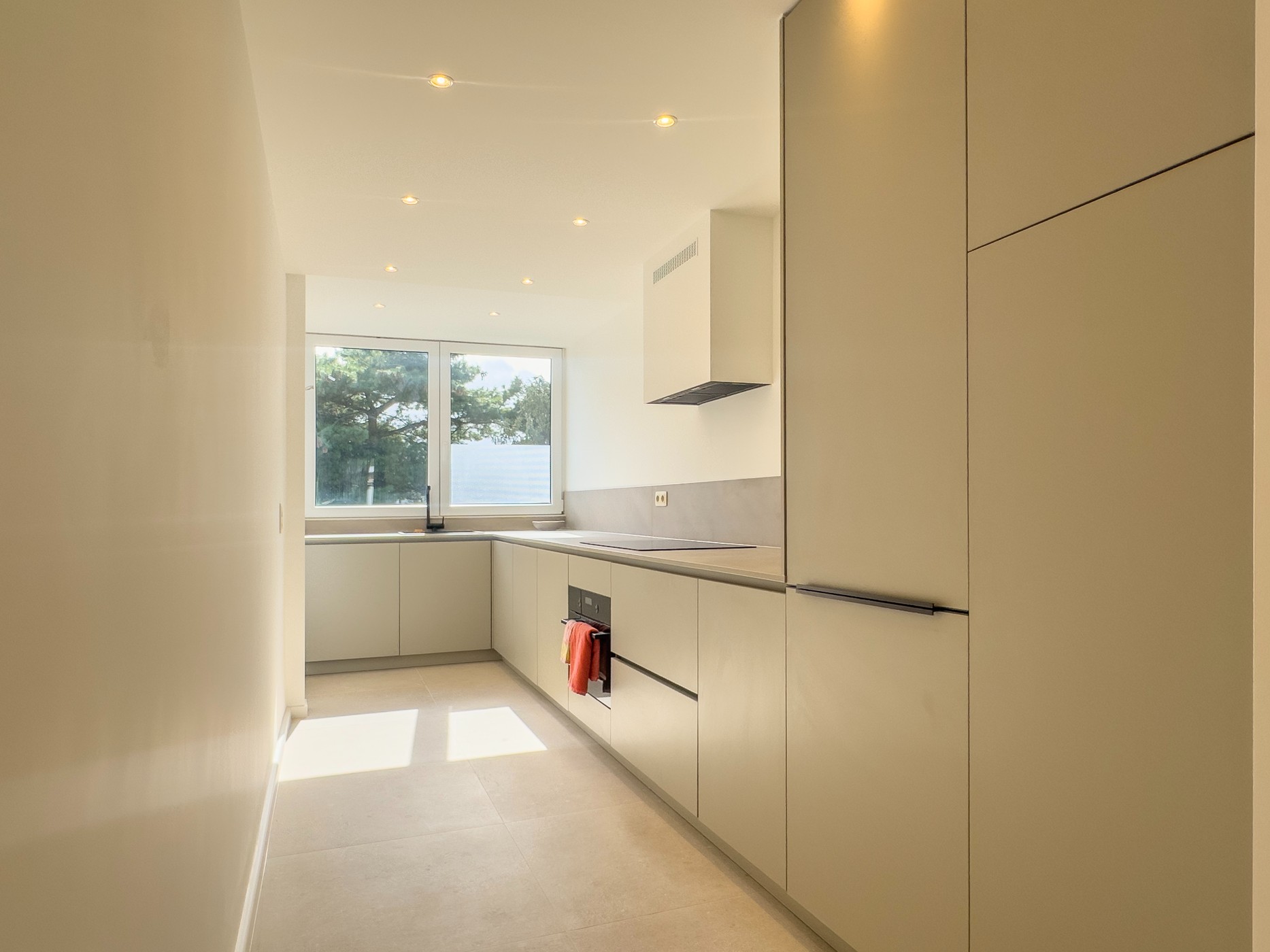 Stijlvol gerenoveerd 2-slaapkamerappartement op een rustige, toplocatie! - photo 4