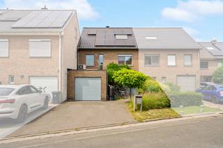 <p>Deze ruime, volledig instapklare en steevast goed onderhouden, gezinswoning is gelegen in een rustige, residentiële, wijk en biedt een aangename balans tussen rust en comfort, in combinatie met kwaliteitsvolle materialen en dito afwerking. </p><p></p><p>De woning voldoet aan het hedendaags comfort en werd opgefrist doorheen de jaren. Zo werd o.a. de keuken vernieuwd in 2021, nieuwe beglazing in 2007 en recenter, zonnepanelen in 2021, … kortom, veel om te ontdekken! </p><p></p><p>De indeling is praktisch en gaat als volgt: inkomhal met gastentoilet, woonkamer met zit- en eethoek en zicht / toegang tot de tuin en het terras, geïnstalleerde keuken en toegang tot de inpandige garage met opbergmogelijkheden.  De eerste verdieping omvat een overloop met toegang tot de badkamer, apart toilet en 3 slaapkamers. De zolderverdieping, met vaste trap, heeft nog een 4de slaapkamer met dressing en ensuite badkamer, ook voorzien van zowel ligbad als douche. De tuin werd aangelegd en kan verder naargelang eigen smaak en wensen worden aangepast. Leuk detail, de tuin is toegankelijk via een wegel achteraan het perceel. </p><p></p><p>Parkeren kan in de straat, in de garage of op de oprit, waar 2 parkeerplaatsen werden voorzien. Deze woning is zeker de moeite waard om te komen kijken en alles te ontdekken! </p><p></p><p>ALTRO-BEZOEKMOMENT VOORZIEN OP VRJDAG 31 JULI TUSSEN 16u30 – 18u30.  Contacteer me voor het plannen van een bezoek via michiel@altro-vastgoed.be of 0478 59 77 41.</p>