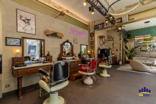 Bent u op zoek naar een instapklare kapperszaak op een absolute toplocatie in Gent? Dan is Kwaffeur Gent een unieke opportuniteit.<br /><br />Deze gevestigde dames- en herenkapperszaak is al <strong>11 jaar</strong> succesvol actief in de levendige <strong>Kortrijksepoortstraat</strong>, een bruisende winkelstraat met een constante stroom aan studenten, buurtbewoners en bezoekers. Dankzij de uitstekende ligging, de sterke reputatie en een trouw klantenbestand biedt deze zaak onmiddellijk commercieel potentieel.<br /><br /><strong>Troeven van de zaak</strong>
<ul>
<li>Absolute topligging met veel passage.</li>
<li>Gezellig, verzorgd en stijlvol interieur.</li>
<li>Volledig instapklaar en volledig bemeubeld.</li>
<li>Uitgerust met <strong>3 kappersstoelen en 3 wastafels.</strong></li>
<li>Professioneel lichtplan uitgewerkt door een lichtarchitect </li>
<li>Werkt uitsluitend op afspraak via een efficiënt online boekingssysteem.</li>
<li>Capaciteit tot ongeveer 45 klanten per dag.</li>
<li>Aantoonbare omzet.</li>
<li>Sterke klantenbasis met ongeveer <strong>9.000 klanten, waarvan 80% vast cliënteel.</strong></li>
<li>Ideaal voor zowel een startende ondernemer als een ervaren kapper die onmiddellijk wil starten zonder extra investeringen.</li>
<li>Opleiding en begeleiding gedurende 14 dagen kunnen voorzien worden om een vlotte overname te garanderen.</li>
<li>De inrichting straalt karakter en gezelligheid uit, waardoor klanten zich meteen thuis voelen. Deze zaak combineert een uitstekende locatie met een bewezen concept en biedt alle ingrediënten om de succesvolle werking verder uit te bouwen.</li>
</ul>
Huurprijs: €2.000 per maand (zeer gunstig voor deze toplocatie).<br />Overnameprijs: op aanvraag.<br /><br />Interesse in deze unieke commerciële opportuniteit? Neem vrijblijvend contact op voor meer informatie of een vertrouwelijke bezichtiging.