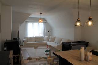 Centraal gelegen appartement met twee slaapkamers en een bewoonbare oppervlakte van ca 110m², inclusief garage en privatieve kelderberging.<br /><br />Indeling als volgt:<br />Ruime inkomhal, gastentoilet, badkamer met voorzieningen voor de wasmachine, bergruimte, een ruime slaapkamer en een kleinere tweede kamer (mogelijk bureau, dressing, of logeerkamer).<br />Grote keuken met extra berging en een zeer lichtrijke en aangename leefruimte ingedeeld in eet -en zithoek.<br />Tevens zijn de private kelderberging en garage inbegrepen.<br /><br />Het appartement wordt verwarmd met accumulatoren en met een pelletkachel in de living.<br />De elektrische installatie is conform en er is een energielabel C, dus geen renovatieverplichting.<br /><br />Interessant aanbod in zijn prijsklasse, zowel voor starters als voor de investeerder.<br /><br />Goeie en centrale ligging, voldoende parkeermogelijkheden, lagere school en alle comfort (apotheek, bakker, slagerij, frituur, cashpoint, bib, sporthal,...) op wandelafstand!<br />Vlotte verbinding naar Tielt, Waregem, Harelbeke en Zulte...