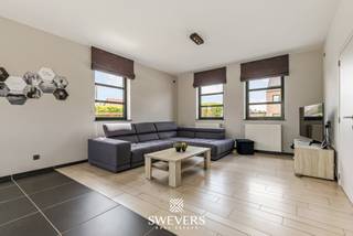 Voor meer info en foto’s, surf naar www.swevers.be – Welkom aan de Papeheide 29 in Kortessem, waar deze ruime en instapklare open bebouwing comfort, ruimte en functionaliteit mooi combineert. Met een bewoonbare oppervlakte van 311 m² op een perceel van 8a 36ca is dit de ideale thuis voor wie royaal wil wonen én werken. De lichtrijke leefruimte van ruim 39 m² vormt het gezellige hart van de woning en sluit aan op de volledig uitgeruste leefkeuken van bijna 27 m². Deze werd in 2016 vernieuwd en beschikt over kwalitatieve Neff-toestellen, een ingebouwd koffietoestel en een Amerikaanse koelkast. Grote raampartijen zorgen voor veel natuurlijk licht en een fijne connectie met de tuin. Een extra troef is de multifunctionele praktijkruimte van ca. 18 m², momenteel ingericht als kapsalon, maar ook perfect bruikbaar als thuisbureau, hobbykamer of praktijk. Dankzij de ruime parkeermogelijkheden vooraan ontvangt u bezoekers of klanten met gemak. Op de verdieping vindt u vier volwaardige slaapkamers van ca. 18 tot 21 m², ideaal voor een groot gezin, gasten, bureau- of dressingruimte. Verder zijn er een praktische badkamer, een zolder van 18,40 m² en een volledig onderkelderde kruipkelder met veel bergruimte. Ook technisch zit het goed: conforme elektriciteit, thermisch aluminium schrijnwerk met hoogrendementsglas, EPC-label C, alarm, brandalarm en een regenwaterput aangesloten op toiletten en wasplaats. De dubbele inpandige garage, carport en tuinberging bieden extra comfort. Met scholen, winkels, openbaar vervoer en de autosnelweg vlakbij geniet u hier van een vlotte ligging nabij Kortessem en Hasselt. Voor meer informatie, bel 011 255 155. Bron bewoonbare oppervlakte: EPC – verslag.