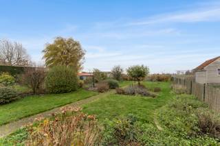 e koop: ruime halfopen woning in het centrum van Alveringem.
<p>Indeling: </p>
<p>Via de inkomhal kom je binnen in de ruime leefruimte, voorzien van een gezellige houtkachel. Aansluitend bevindt zich de eenvoudige keuken, met daarnaast de badkamer die uitgerust is met een ligbad en een afzonderlijke wastafel. Er is ook een bergruimte en een doorgang naar de garage met sectionale poort.</p>
<p>Op de eerste verdieping bevinden zich vier slaapkamers en een apart toilet. Daarnaast beschikt de woning over een kelder. </p>
<p>Achteraan ligt een ruime, zuidgerichte tuin met open zicht op de velden.<br /> </p>
<p><strong>Troeven:</strong></p>
<ul><li>Ruime zuid gerichte tuin</li><li>Centrale ligging in Alveringem</li><li>Vier volwaardige slaapkamers</li><li>Garage en extra bergruimte</li><li>netjes onderhouden</li></ul>
<p>Neem vandaag nog contact op met uw makelaar voor een bezoek. </p>
<p>hanne@eravandenbussche.be </p>
<p>058 31 58 58</p>