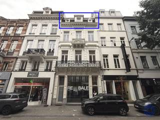 <p><span>Informatie appartement</span></p><p><span>Dit instapklare en volledig gemeubelde appartement van ca. 64 m² bevindt zich in het centrum van Antwerpen, op wandelafstand van zowel de Groenplaats als t Zuid. Het appartement ligt op de 3e verdieping en omvat een lichtrijke leefruimte met open keuken, een ruime slaapkamer ca.12 m² en een badkamer met douche-in-bad, lavabo en toilet. Het is volledig ingericht en voorzien van een dubbel bed, tv, kasten, zetel, tafel en stoelen, servies, kookgerei en bed- en badlinnen. Het appartement is per direct beschikbaar en kan zowel voor KORTE termijn (enkele maanden) als voor LANGERE termijn (vanaf 1 jaar) gehuurd worden. Bij een huurperiode van enkele maanden bedraagt de huurprijs 2.350 euro per maand, inclusief nutsvoorzieningen, wifi en gemeenschappelijke kosten. Voor een huurperiode vanaf 1 jaar geldt een maandelijkse huurprijs van 1.900 euro, eveneens inclusief alle voorzieningen. Belangrijk om te vermelden is dat er gewerkt wordt met een contract naar gemeen recht en dat het appartement enkel wordt aangeboden als tweede verblijf, waarbij de huurder zijn hoofdverblijf elders heeft.</span></p><p><span> </span></p><p><span>Indeling</span></p><ul><li><span>Een leef- en eetruimte met hoge plafonds.</span></li><li><span>Open keuken, ingericht met een oven, lavabo, gasvuur, dampkap, koelkast met vriesvak en microgolfoven.</span></li><li><span>Een badkamer op tegelvloer met douche-in-bad, toilet en enkele lavabo. </span></li><li><span>Zeer ruime slaapkamer ca. 12m². </span></li></ul><p><span> </span></p><p><span>Extra's</span></p><ul><li><span>Overal voorzien van verlichting en gordijnen. </span></li><li><span>Meubels: dubbel bed, tv, kasten, servies, potten en pannen, zetel, tafel, stoelen, bed- en badlinnen, etc.</span></li></ul><ul><li><span>EPC: label B </span></li><li><span>Elektrische keuring: conform AREI.</span></li></ul><p><span> </span></p><p><span>Huur informatie</span></p><ul><li><span>Beschikbaarheid: onmiddellijk</span></li></ul><ul><li><span>Verplichte aansluiting brandpolis door huurder.</span></li><li><span>Huurcontract naar gemeen recht met opzegmogelijkheid voor verhuurder en huurder met een opzegtermijn van 1 maand.</span></li></ul><p><span> </span></p><ul><li><span>Korte termijn (< 1 jaar): </span></li></ul><p><span>- Huurprijs: 2.050 EUR/maand + 300 EUR/maand forfaitaire kosten voor verbruik nutsvoorzieningen, gemene delen en gebruik van wifi. </span></p><p><span>- Waarborg: 1 maand huur (o.b.v. 2.050 EUR EUR)</span></p><p><span>- Ingaande plaatsbeschrijving + inventaris meubels: onderling (kosteloos) </span></p><p><span> </span></p><ul><li><span>Lange termijn (vanaf 1 jaar): </span></li></ul><p><span>- Huurprijs: 1.600 EUR/maand + 300 EUR/maand forfaitaire kosten voor verbruik nutsvoorzieningen, gemene delen en gebruik van wifi. </span></p><p><span>- Waarborg: 3 maanden huur (o.b.v. 1.600 EUR)</span></p><p><span>- Ingaande plaatsbeschrijving + inventaris meubels: 275 EUR excl. 21% BTW.</span></p><p><span> </span></p><p><span>Gebouw</span></p><ul><li><span>Pand gerenoveerd in 2011, bestaande uit een kelder, handelsgelijkvloers en 3 verdiepingen.</span></li><li><span>Geen lift aanwezig. </span></li></ul><ul><li><span>Parlofoon aanwezig.</span></li></ul><p><span> </span></p><p><span>Ligging</span></p><ul><li><span>In de gegeerde Sint-Andrieswijk, in het midden van de Nationalestraat! </span></li><li><span>Openbaar vervoer voor de deur. </span></li><li><span>Trendy winkelstraten, cafés en restaurants in de directe omgeving.</span></li></ul><p><span> </span></p><p><span>De informatie in deze prospect is ter informatieve titel: de kandidaat-huurders moeten hun eigen zaak maken van het verkrijgen, controleren en interpreteren van deze informatie.</span></p><p><span> </span></p><p><span> </span></p><p><span> </span></p>