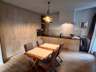 Duplex unique au 1er étage avec :Rez-de-chaussée: hall d'entrée avec escalier menant à l'étage:1er étage: WC séparé; living charmant avec insert au...