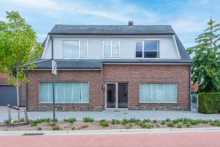 Looking for a bright and versatile home where living and working go hand in hand? This ready-to-move-in family home in Zondereigen offers all...