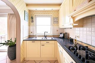 - Bekijk www.koosi.be voor een uitgebreide omschrijving van deze woning. - Gelegen in een zeer fijne rustige straat pal in het centrum van Stabroek treffen we deze piekfijn onderhouden bel-etage.De woning is gelegen op een perceel van 237m² en heeft een bewoonbare oppervlakte van 180m².Een ruime L-vormige woonkamer met leuke keuken, 3 slaapkamers, terrasje, fijne tuin, een ruime garage, praktische bergruimte,… kortom de perfecte gezinswoning!- Interesse? Aarzel niet om uw plaatsbezoek in te plannen via stef@koosi.be -
