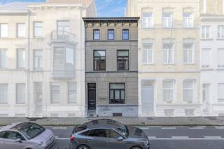 <p>Voor meer info of een bezoek: 053 59 49 32 - Ontdek deze uitzonderlijk en authentiek <strong>gerenoveerde parel</strong> in het <strong>hart van Aalst</strong>, gelegen in de Dirk Martensstraat 41. Met ca. <strong>300 m² bewoonbare oppervlakte</strong>, vier ruime slaapkamers en twee badkamers combineert dit pand modern wooncomfort met karaktervolle authenticiteit. Momenteel ingericht als professioneel kantoor, maar dankzij de doordachte indeling perfect geschikt als luxueuze gezinswoning of hoogwaardige woon-werkcombinatie. Via de statige inkomhal kom je in de leef- en eetruimte, waar authentieke elementen harmonieus samengaan met een kwalitatieve afwerking. De volledig uitgeruste keuken vormt het hart van de woning en geeft directe toegang tot <strong>de fraai aangelegde tuin</strong>. Aansluitend zijn er <strong>twee praktische bergingen</strong> en <strong>een ruime kelder voor extra opslag</strong>. Op de tussenverdieping bevindt zich een authentieke badkamer met bad, dubbele douche en toilet. De eerste verdieping telt<strong> twee ruime, lichtrijke slaapkamers</strong>. Op de tweede verdieping zijn er nog<strong> twee volwaardige kamers en een tweede badkamer</strong>. Eén kamer beschikt over een mezzanine, ideaal als bureau, hobby- of extra slaapruimte. Aan de overkant van de straat zijn <strong>drie gehuurde staanplaatsen beschikbaar</strong> (optioneel over te nemen). Volledige renovatie met hoogwaardige materialen - <strong>Zorgvuldig gerestaureerde authentieke elementen</strong> - Verwarming op gas en/of airco - Elektriciteit conform - <strong>EPC-label B </strong>- Asbestvrij - Geschikt voor wonen of wonen-werken - <strong>Beschikbaar vanaf mei 2027</strong>.</p>