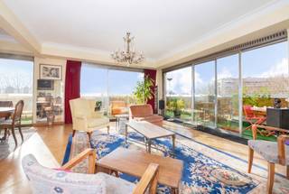 In het hart van het gegeerde Parc Brugmann biedt dit hoekappartement op de 6e verdieping van een verzorgd gebouw uit de jaren 70 alles wat men...