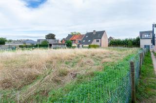 Bouwgrond van 498 m² op een toplocatie nabij het centrum van Zwijndrecht. Rustig gelegen, maar toch op wandel- en fietsafstand van winkels, scholen, openbaar vervoer en andere dagelijkse voorzieningen.<br />Droomt u van het bouwen van uw eigen woning op een uitstekende locatie? Dan is deze bouwgrond in de Polderstraat, rechts naast huisnummer 120A, een unieke kans.<br />Met een straatbreedte van ongeveer 7 meter, een diepte van circa 66 meter en een totale oppervlakte van 498 m² biedt dit perceel een uitstekende basis voor de realisatie van een ruime gesloten eengezinswoning met drie bouwlagen (onder voorbehoud van de geldende stedenbouwkundige voorschriften).<br />De Polderstraat is een rustige, groene en kindvriendelijke straat waar u geniet van een aangename woonomgeving, terwijl het bruisende centrum van Zwijndrecht, winkels, scholen, openbaar vervoer en belangrijke invalswegen zich op slechts enkele minuten bevinden.<br />Het bijgevoegde ontwerp toont alvast het potentieel van dit perceel en laat u kennismaken met de mogelijkheden.<br />Bouwgronden op deze gegeerde locatie zijn bijzonder schaars. Grijp deze unieke kans en realiseer uw woonproject op een perceel dat rust, ruimte en een uitstekende bereikbaarheid perfect combineert.<br />P-score: C-Stedenbouwkundige inlichtingen: Gvg – Wg – Wug – Gmo – Gvkr – Gvv<br /><br />Mis deze unieke opportuniteit niet! Neem vandaag nog contact met ons op via 03 233 33 00 of ontdek alle informatie op www.walls.be.