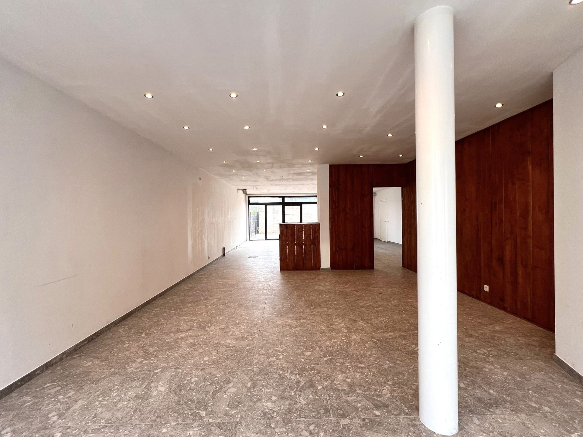 IDEALE OPBRENGSTEIGENDOM HANDELSRUIMTE + 2 APP& ONDERKELDERD - foto 4