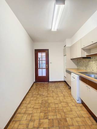 Looking for an ideally located 3 bedroom apartment? Be sure to read on!This apartment is located in the 'De Speyetoren' residence and has a beautiful view of the Broel Towers. Layout: 1st floor:- bright living space (36m²)- kitchen with fridge, ceramic hob, oven and dishwasher- three bedrooms (9m², 9m² and 12m²)- bathroom with bath/shower- toilet- storage room with connection for washing machine (3.5m²)advantages:- good location- favourable EPC (energy label B)- covered parking space included- private basement storageOverall:- immediately available- syndic flat rate: €50.00/month- private hot water &amp; heating commission: € 75.00/monthRequest a quick visit at www.dewaele.com!