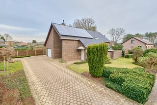 Ontdek deze prachtig vernieuwde woning op een ruim bemeten perceel van 1.673m², verscholen in een rustige en aangename woonstraat. Hier gaan...