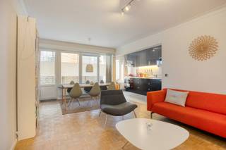 Dit lichtrijke appartement bevindt zich op de 2de verdieping van een goed onderhouden gebouw, ideaal gelegen in het centrum van Leuven, op wandelafstand van het station en het stadscentrum.<br /><br />We betreden het appartement via een ruime inkomhal met apart gastentoilet en vestiairekast. Vanuit de inkomhal hebben we toegang tot de lichtrijke woonkamer die toegang biedt tot het terras met uitstekend uitzicht over de stad. Verder is er een open en volledig geïnstalleerde keuken. Naast de keuken vinden we een praktische berging.<br /><br />Verder vinden we 2 ruime slaapkamers van 14m² en 9m². Het appartement beschikt ook over een badkamer met douche, enkel lavabo en aansluiting voor wasmachine en droogkast.<br /><br />Tot slot heeft dit appartement een ondergrondse autostaanplaats en private kelderberging.<br />De ondergrondse autostaanplaats kan optioneel bij aangekocht te worden voor 35.000 euro.<br /><br />Verder is er een gemeenschappelijke fietsenstalling.<br /><br />EPC A. Asbestveilig. Elektriciteit is conform. Verwarming is op aardgas. Recent werd de volledige gevel van het gebouw vernieuwd.<br /><br />Bij verdere vragen of interesse kan u ons steeds contacteren!