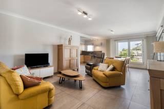 Ben je op zoek naar een instapklaar appartement met veel ruimte en een praktische indeling?<br />Dan is dit appartement in Burcht echt een toppertje.<br /><br />Je komt het appartement, op de tweede verdieping, binnen via de inkomhal, die toegang biedt tot de ruime en<strong> lichtrijke leefruimte</strong>. Dankzij de grote raampartijen geniet je hier van een aangename natuurlijke lichtinval. De open keuken sluit mooi aan op de leefruimte en vormt het hart van het appartement. Aansluitend bevindt zich een praktische berging/wasplaats.<br />Het appartement beschikt over <strong>drie slaapkamers</strong>, waarvan de kleinste momenteel is ingericht als dressing, maar uiteraard ook perfect dienst kan doen als kinderkamer, bureau of hobbyruimte.<br />De badkamer is voorzien van een lavabo, ligbad en douche, waardoor je geniet van alle comfort.<br />Daarnaast is er een gezellig inpandig terras.<br /><br />Als extra troeven beschikt het appartement over <strong>een lift, een privatieve autostaanplaats</strong> en een gemeenschappelijke fietsenberging.<br /><br />Een ruim en verzorgd appartement op een gunstige ligging in Burcht, vlakbij winkels, openbaar vervoer en belangrijke invalswegen.<br />Interesse? Contacteer ons vandaag voor een bezoek.