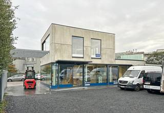 Op een uitstekende zicht locatie in Wijnegem, aan het Karel Verbistpad 1, bevindt zich dit moderne en polyvalente handelspand/kantoorgebouw met een uitgesproken architecturale uitstraling en uitzonderlijk veel lichtinval. Het gebouw combineert hedendaagse afwerking met grote glaspartijen, open ruimtes en een functionele indeling, waardoor het zich perfect leent voor uiteenlopende commerciële activiteiten zoals showroom, kantoorruimte of praktijk. Het gebouw is beschikbaar vanaf 1 februari en wordt uitsluitend verhuurd onder "pop-up contract" met beperkte duur. Door de ligging over het Shopping Center Wijnegem alsook nabij het rond punt van Wommelgem is het ideaal om uw producten in de kijker te plaatsen en kenbaar te maken aan een groot publiek.<br /><br />Op het gelijkvloers beschikt het eigendom over een ruime handelsruimte van ongeveer 143 m², die dankzij de grote raampartijen en open structuur een bijzonder aangename werkomgeving biedt. Bijkomend is een technische berging aanwezig alsook twee afzonderlijke toiletten.<br /><br />De eerste verdieping biedt een zeer ruime polyvalente ruimte van ongeveer 126 m². Aansluitend is er een aangenaam terras (29 m²) aanwezig. De kelderverdieping biedt bijkomende mogelijkheden voor stockage.<br /><br />Tenslotte bevinden zich 11 autostaanplaatsen en een ruim magazijn (300m²) achteraan het gebouw.<br /><br />Dit is een unieke opportuniteit voor ondernemers die op zoek zijn naar een instapklaar, modern en flexibel handelspand op tijdelijke basis.<br /><br />Wenst u een bezoek ter plaatse? Contacteer ons op 03 337 50 70 of via info@vbvastgoed.be.