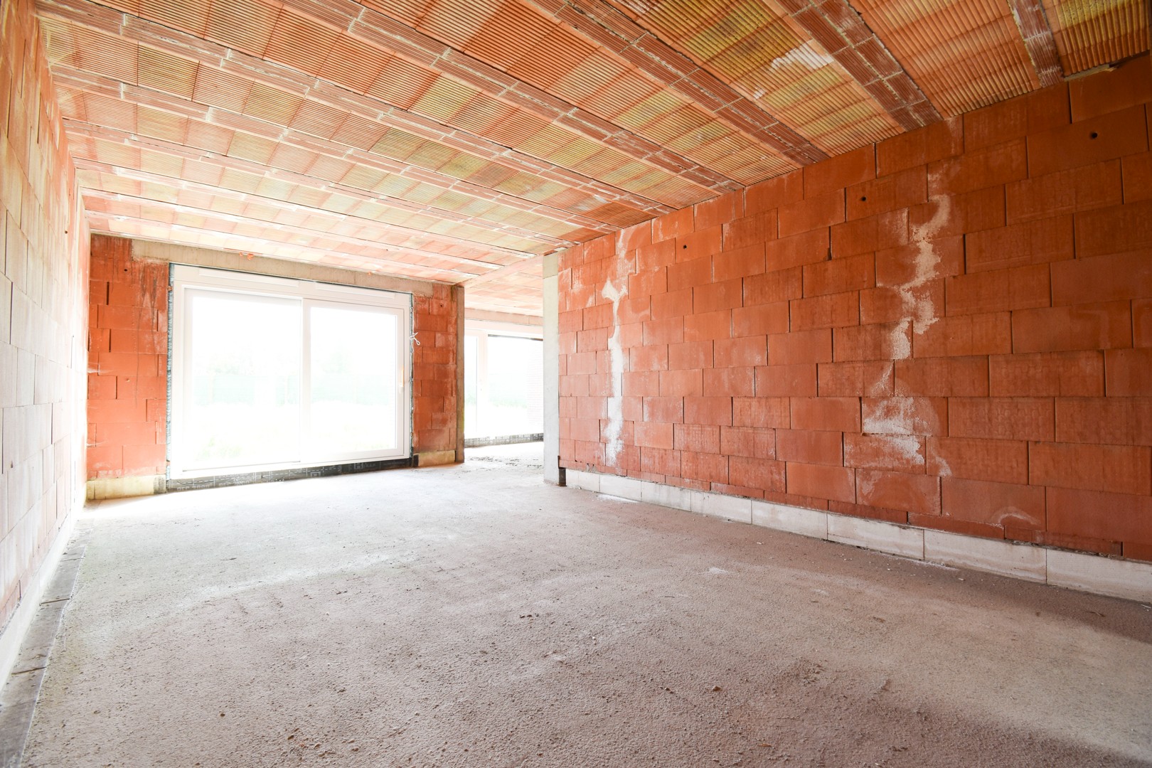 CASCO-WONING MET 3 SLPKS, INPANDIGE CARPORT EN ZUID-WEST GERICHTE TUIN - foto 2