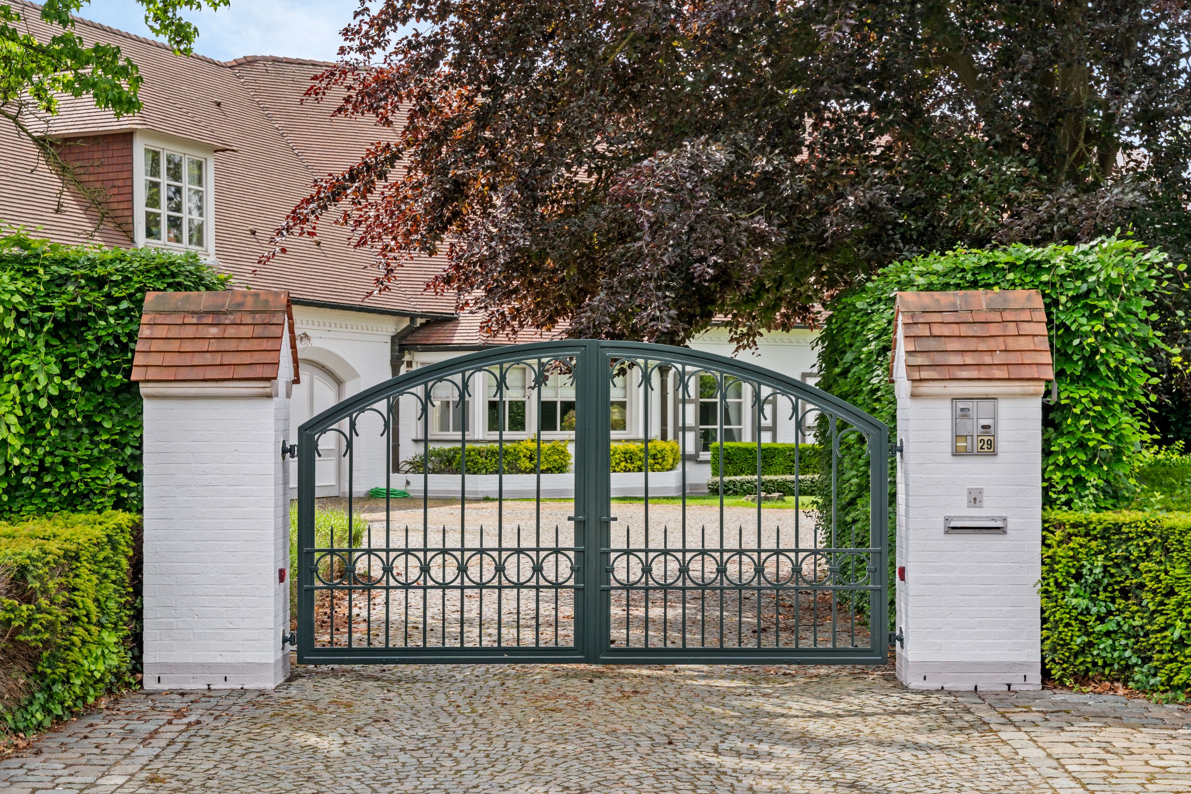 Stijlvolle, kwalitatieve villa van 1008m² gelegen op een terrein van 6709m² op wandelafstand van de binnenstad van Maaseik. - foto 2