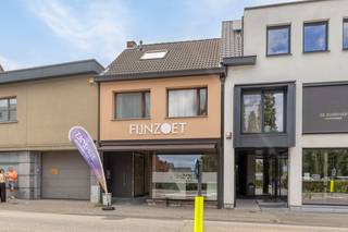 Ben je op zoek naar een eigendom waar je <strong>wonen en werken</strong> perfect kan combineren? Dan biedt dit voormalige ijssalon met bijhorende woonst heel wat mogelijkheden.<br /><br /><strong>Belangrijk: de woning dient nog in overeenstemming te worden gebracht met de afgeleverde regularisatievergunning. Dit betekent dat de koper de nodige werken zal moeten uitvoeren, waaronder het aanpassen van de bestaande bijbouw conform de goedgekeurde plannen. De kosten voor deze werken zijn ten laste van de koper en werden reeds verrekend in de vraagprijs.</strong><br /><br />Aan de voorzijde van het gebouw bevindt zich de handelsruimte, momenteel ingericht als ijssalon.<br />Deze ruimte is uitgerust met airconditioning en biedt tal van mogelijkheden voor een commerciële activiteit of vrij beroep.<br /><br />Achter de handelsruimte bevindt zich de keuken, die je volledig naar eigen smaak kan vernieuwen en inrichten.<br /><br />Op de eerste verdieping vind je twee slaapkamers en een badkamer.<br />Via een vaste trap bereik je de zolder, waar de mogelijkheid bestaat om een extra slaapkamer of hobbyruimte te creëren.<br /><br />Daarnaast beschikt de eigendom over een droge kelder en een praktische zij-ingang, die toegang geeft tot de achterliggende tuin.<br /><br /><span>Een extra troef is dat er <strong>zonnepanelen </strong>aanwezig zijn.</span><br /><br />De woning is bewoonbaar, maar kan een opfrissing gebruiken, waardoor je ze volledig naar jouw wensen kan afwerken.<br /><br />EPC woongedeelte: label E: 469 kWh/m² jaar: 20241223-0003468059-RES-2<br />EPC handelspand: label B: 20241223-0003468132-KNR-2<br />Bron bewoonbare oppervlakte : EPC - certificaat<br />Renovatieverplichting residentiële gebouwen van toepassing. Meer info: https://www.vlaanderen.be/een-huis-of-appartement-kopen/renovatieverplichting-voor-residentiele-gebouwen<br /><br />Heb je zin gekregen om deze woning te komen bekijken? Bel ons op 03/775.78.79.<br />Ben je ook van plan jouw eigendom te verkopen? Maak een afspraak voor een gratis schatting, wij maken er samen een succesverhaal van.