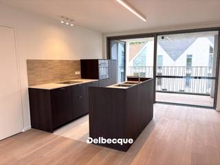 Dit lichtrijke en moderne nieuwbouwappartement is rustig gelegen aan het kanaal Brugge-Oostende, op wandel- en fietsafstand van het centrum van Brugge. Dankzij de grote raampartijen geniet het appartement van een aangename lichtinval en een mooi uitzicht.<br /><br />De leefruimte sluit aan op de volledig ingerichte open keuken en vormt een aangename, lichtrijke leefomgeving. Daarnaast beschikt het appartement over een praktische berging met aansluitingen voor wasmachine en droogkast, twee slaapkamers, een gastentoilet en een badkamer met inloopdouche, dubbel lavabomeubel en toilet.<br /><br />Een bijzondere troef zijn de twee buitenruimtes. Het balkon biedt een prachtig zicht op de vaart Brugge-Oostende, terwijl het tweede terras uitkijkt op de rustige en groene binnentuin.<br /><br />Een ondergrondse autostaanplaats (nr. 1) is inbegrepen in de huurprijs. De gemeenschappelijke kosten bedragen € 85 per maand. EPC in opmaak.<br /><br />Interesse? Plan eenvoudig zelf uw bezoekmoment via onze website: www.delbecque.immo.