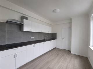 De Neufstraat 7, 2de verdiep- Dit volledig gerenoveerde appartement bevindt zich op de tweede verdieping en geniet van veel natuurlijke lichtinval, waardoor het appartement een aangename en open sfeer biedt.
De woonst beschikt over een aparte keuken, aparte meters en in totaal 2,5 slaapkamers, wat zorgt voor voldoende ruimte en flexibiliteit.
HET APPARTEMENT BESCHIKT OVER 2 GEWONE SLAAPKAMERS, TERWIJL DE DERDE SLAAPKAMER DOORLOPEND IS.
Huurprijs: €1250/maand.
Wenst u dit appartement graag te bezichtigen? Neem gerust contact met ons op om een bezoek in te plannen.