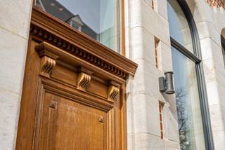 Au centre de Hasselt se trouve cette maison de maître exceptionnelle : une sublime combinaison de grandeur classique et de confort moderne.<br />Le site fait partie du noyau historique de la ville.<br />En ce lieu historique, la maison existante a été démolie en 2014 et entièrement reconstruite selon les plans de l'architecte Jo Berben. La livraison a eu lieu fin 2016.<br />Avec une surface habitable d'environ 400 m², une étiquette énergétique A et une finition excellente, il s'agit d'une maison de ville orientée vers l'avenir et durable où chaque détail a été soigneusement pensé.<br />Cette maison de ville exceptionnelle offre des espaces de vie généreux et élégants répartis sur plusieurs étages. Le hall d'entrée majestueux avec une hauteur sous plafond de près de 5 mètres, avec vestiaire pour les invités et vestiaire privé, forme un accueil impressionnant. Le salon lumineux et la cuisine de haute qualité avec îlot central forment le cœur de la maison et créent un endroit idéal pour vivre et recevoir des invités.<br />La maison dispose d'une suite parentale spacieuse avec dressing et salle de bains de luxe, ainsi qu'une chambre d'amis confortable et la possibilité de créer facilement une troisième chambre. De plus, la maison dispose d'une terrasse privée unique offrant un espace extérieur paisible en plein cœur de la ville.<br />Au dernier étage se trouvent deux espaces de travail intégrés avec des armoires de rangement encastrées de mur à mur, idéaux comme espace de travail élégant et pratique à domicile. Au sous-sol, il y a également une buanderie équipée d'armoires murales de rangement et une salle de fitness spacieuse.<br /><br />Caractéristiques exceptionnelles<br />- Emplacement historique avec architecture intemporelle<br />- 400 m² de luxe et de raffinement pur<br />- Intimité absolue avec vue panoramique<br />- Deux chambres à coucher (possibilité de trois)<br />- Deux salles de bains<br />- Ascenseur élégamment aménagé avec carreaux de céramique vitrifiés en continu<br />- Garage intégré + possibilité de garage supplémentaire (option)<br />- Étiquette énergétique A<br />- Climatisation, chauffage et système de ventilation<br />- Chauffage au sol et mural dans toute la maison<br />- Panneaux solaires<br />- Système audio Bose intégré et téléviseur grand écran Samsung design<br />- Domotique Niko (également contrôlable via smartphone)<br />- Système d'alarme et de caméras avec centre de surveillance<br />- Système de détection d'incendie<br /><br />Une offre rare où la dynamique urbaine, le calme, le confort et le luxe se réunissent harmonieusement au cœur de Hasselt. Une maison avec une histoire - et une place unique dans l'histoire de Hasselt.