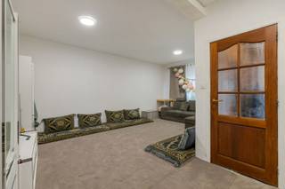 Deze charmante stadswoning combineert ruimte, comfort en een uitstekende ligging in het hart van de stad. Dankzij de zeer brede gevel geniet u van uitzonderlijk veel lichtinval en een aangenaam ruimtelijk gevoel. De woning beschikt over drie volwaardige slaapkamers en een grote leefruimte die tal van inrichtingsmogelijkheden biedt voor wonen en dineren.<br />Recent werd geïnvesteerd in nieuwe ramen met hoogrendementsbeglazing, wat samen met de condensatieketel zorgt voor een energiezuinig en comfortabel binnenklimaat. De elektrische installatie is conform gekeurd in 2025, wat extra gemoedsrust biedt. De badkamer bevindt zich op het gelijkvloers, wat praktisch is voor dagelijks gebruik.<br />Achteraan treft u een gezellige stadstuin met een handige buitenruimte, ideaal om tot rust te komen. Vanuit de tuin is er toegang tot een ruim werkhuis met zolder, perfect voor hobby’s, opslag of een zelfstandige activiteit.<br />Gelegen op een toplocatie, vlak bij winkels, scholen, openbaar vervoer en met een vlotte bereikbaarheid. Een ideale stadswoning voor wie ruimte en ligging wil combineren. Bel ons nu voor een afspraak op het nummer: 052/46.38.03 en wie weet tot binnenkort!