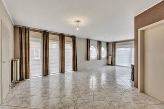 <p>Voor meer info of een bezoek, bel 054 69 39 34 - Op een uitstekende ligging in Denderleeuw bevindt zich deze<strong> instapklare halfopen bebouwing</strong>. Winkels, scholen, openbaar vervoer en het sportpark bevinden zich op wandelafstand. Het treinstation ligt op slechts 1,5 km en de oprit van de E40 bereikt u in ongeveer 10 minuten, wat zorgt voor een vlotte verbinding richting Brussel, Gent en Aalst. De woning is <strong>goed onderhouden en onmiddellijk bewoonbaar</strong>. Mits enkele opfrissingswerken kan u deze eigendom omvormen tot een hedendaags en stijlvol geheel. Het gelijkvloers omvat een inkomhal met gastentoilet, <strong>een lichtrijke leefruimte met salon en eetplaats en mooi uitzicht op de tuin</strong>, een ruime leefkeuken en een praktische berging/wasplaats. Op de verdieping bevinden zich een nachthal, <strong>drie volwaardige slaapkamers</strong>, een apart toilet en een badkamer. Buiten geniet u van <strong>een oprit, een gezellig terras, een aangename tuin en een aparte garage.</strong> Een ideale gezinswoning op een strategische locatie. CV op stookolie - <strong>Elektriciteit conform</strong> - Buitenschrijnwerk in hout en PVC dubbel glas - Dak met pannen</p>