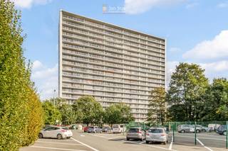 Dit instapklaar hoekappartement op de derde verdieping van Residentie Riverside combineert ruimte, licht en een uitstekende ligging in Heverlee. Een Delhaize bevindt zich vlak achter het gebouw en voor het gebouw is een grote publieke parking voorzien. Het kasteelpark en de sportcampus Arenberg liggen in de buurt, en de Leuvense binnenstad en verschillende campussen zijn op wandelafstand.<br />Met drie slaapkamers, twee zonnige terrassen en een eigen kelder is het geschikt voor een gezin, of voor ouders die een appartement zoeken voor hun studerende kinderen. <br /><br />U komt binnen via de inkomhal met ingebouwde vestiaire. De lichtrijke leefruimte van 28 m² geeft toegang tot het zuidoost-gerichte terras, ideaal om van de ochtendzon te genieten. Verder is er nog een afzonderlijke, volledig ingerichte keuken met wasplaats.<br />Vanuit de nachthal bereikt u de drie slaapkamers, waarvan één met toegang tot het tweede, zuidwest-gerichte terras, het aparte toilet en de badkamer. Bij het appartement hoort ook een privatieve kelderberging.<br /><br />EPC B-label! Elektriciteit conform! Asbestveilig!<br /><br />Wenst u dit appartement te bezichtigen? Boek uw bezoek online via www.immojanstas.be of neem rechtstreeks contact met mij op via lucas@immojanstas.be of 0495 63 64 62.<br /><br />Bijkomende documenten zoals EPC, bodemattest, stedenbouwkundige inlichtingen, asbestattest en elektriciteitskeuring kunt u hieronder downloaden ↓