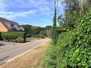 6% BTW SLOOP EN WEDEROPBOUW MOGELIJK!!! Prachtig gelegen bouwgrond van 740m² in doodlopende zeer rustige straat met beperkt aantal buren, dichtbij de Halse Bossen en toch vlakbij het centrum. Het perceel heeft een breedte van ca. 17,16m is bestemd voor het bouwen van een nieuwe open bebouwing met gevelbreedte van 11,20m. Het perceel is gelegen in een rustige doodlopende straat, omgeven door het groen, met zeer beperkt verkeer en toch dichtbij het centrum Pscore: D &amp; G score: A - Afbraak huidige opstallen ten laste van koper - 6% btw sloop en wederopbouw mogelijk mits voldaan aan wettelijke voorwaarden. Bouwvoorschriften op eenvoudig verzoek te verkrijgen. Stedenbouwkundige info in aanvraag. Bouwgrond kopen of verkopen in Zoersel? Bel 03 361 51 51 of via info@yvesvanpelt.be voor een gratis schatting.