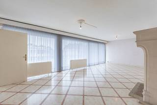 Situé dans une résidence bien entretenue au troisième étage avec ascenseur.<br /><br />Cet appartement se compose d'un hall d'entrée spacieux avec vestiaire et toilettes séparées, d'un séjour lumineux avec terrasse, d'une cuisine équipée avec débarras attenant, d'un hall de nuit avec 3 chambres à coucher, dont une avec armoire encastrée et accès à la deuxième terrasse, d'une salle de bains avec baignoire et d'une salle de douche.<br />Cet appartement dispose également d'une cave privée, d'une porte de sécurité et d'un vidéophone.<br />La façade et les terrasses de l'immeuble ont été rénovées il y a 10 ans. <br /><br />Achat obligatoire d'un garage box dans l'immeuble - 30 000 euros.<br /><br />Cet appartement est idéalement situé et bénéficie d'un grand potentiel.<br /><br />EPC 284kwh/m²<br />Electricité non conforme