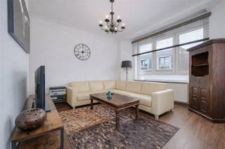 <p><span>Dit </span><span>ruime volledig gerenoveerd appartement</span><span> is gelegen op een </span><span>centrale locatie in Antwerpen</span><span> aan de Carnotstraat vlakbij het Centraal Station.</span></p><p><span>De ligging is ideaal op het vlak van winkels en openbaar vervoer. Het centrum van de stad en het Centraal Station van Antwerpen zijn op enkele minuten wandelen bereikbaar.</span></p><p><span> </span></p><p><span>Het appartement heeft een oppervlakte van zo'n </span><span>105m² </span><span>(cfr EPC), heeft </span><span>2 ruime slaapkamers</span><span>, </span><span>2 badkamers</span><span> en een </span><span>kelder</span><span>. </span></p><p><span> </span></p><p><span>Indeling</span></p><p><span>- gelegen op de 3de verdieping</span></p><p><span>- inkomhal</span></p><p><span>- apart toilet</span></p><p><span>- lichtrijke woonkamer en eetkamer</span></p><p><span>- halfopen keuken welke volledig is ingericht en voorzien van alle comfort</span></p><p><span>- slaapkamer 1 </span></p><p><span>- vernieuwde badkamer met inloopdouche en lavabo</span></p><p><span>- slaapkamer 2 met eigen badkamer (ligbad en lavabo)</span></p><p><span>- kelder</span></p><p><span> </span></p><p><span>Algemeen gebouw</span></p><p><span>- lift aanwezig</span></p><p><span>- daken en zijgevel zijn geïsoleerd</span></p><p><span> </span></p><p><span>Troeven</span></p><p><span>- centrale locatie vlakbij Antwerpen centrum en Centraal Station </span></p><p><span>- elektriciteit conform AREI</span></p><p><span>- gunstig EPC label B</span></p><p><span>- geen asbest gevonden</span></p><p><span>- het appartement werd tussen 2019 en 2025 volledig gerenoveerd</span></p><p><span>- gepantserde veiligheidsdeur </span></p><p><span>- videofoon</span></p><p><span>- 2 ruime slaapkamers</span></p><p><span>- 2 badkamers</span></p><p><span>- vrij bij akte</span></p><p><span> </span></p><p><span>Ben jij geïnteresseerd in dit appartement vlakbij centrum Antwerpen, ben je op zoek naar ander vastgoed of wens je de waarde van jouw eigendom te kennen? Dan ben je bij BOLT immo aan het juiste adres! Wij helpen jou graag verder.</span><span> </span></p><p><span> </span></p>