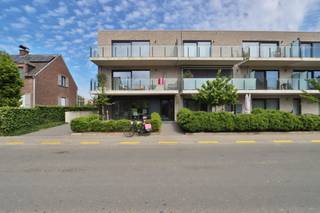 <p><span>Bent u op zoek naar een recent en uiterst energiezuinig appartement met drie slaapkamers en een ruim zonnig terras in Beveren onder registratierechten? Dit recent gebouwde appartement van 2022 combineert hedendaags comfort met een doordachte indeling en een uitstekende energieprestatie (EPC: 2 kWh/m² per jaar -label A).<br /><br /></span><span>Gelegen in de Hendrik Consciencestraat in Beveren, geniet u hier van een vlot bereikbare ligging. Het appartement heeft een bewoonbare oppervlakte van 97 m² en beschikt over een ruim west-georiënteerd terras. Dankzij het zéér gunstige E-peil (E2) geniet u bovendien van een bijne passief nieuwbouwappartement onder registratierechten.<br /><br /></span><span>Het appartement beschikt over een inkomhal met praktische inbouwvestiairekasten en een apart gastentoilet. De lichtrijke leefruimte met open keuken vormt het hart van het appartement. Grote raampartijen zorgen voor een aangename lichtinval en een directe verbinding met het zonnig terras. De volwaarig uitgeruste keuken is voorzien van alle comfort met eiland. Aansluitend aan de keuken bevindt zich nog een praktische berging met voorziening voor wasmachine en alle technieken.<br /></span></p>
<p><span>Daarnaast kan u genieten van de middag- en avondzon op het ruime west-georiënteerde terras aansluitend aan de living.<br /><br /></span><span>Verder beschikt het appartement over drie slaapkamers en een volledig betegelde badkamer uitgerust met een ligbad, een inloopregendouche en een badkamermeubel met dubbele lavabo en spiegelkasten. <br /><br />Daarnaast beschikt het appartement over een privatieve ondergrondse kelderberging, een gemeenschappelijke fietsenstalling en gemeenschappelijke buitenparking.<br /><br /></span><span>Voornaamste troeven zijn mogelijkheid tot aankoop uiterst energiezuinig nieuwbouwappartement (2022) onder registratierechten (2% als enige woning/12% als investering), EP</span>C-label A (E-peil E2), 3 slaapkamers, west-georiënteerd terras, ALU-ramen met geluidsisolerende dubbele beglazing, zonnepanelen (2 280 Wp), vloerverwarming, conforme elektrische keuring tot 2047, instapklaar en modern afgewerkt.<br /><br /><span>Graag laten we u dit appartement persoonlijk ontdekken. Contacteer ons voor bijkomende informatie of een bezoek via </span><span>verkoop@homevast.be</span><span> of tel. 03 344 77 44.</span></p>