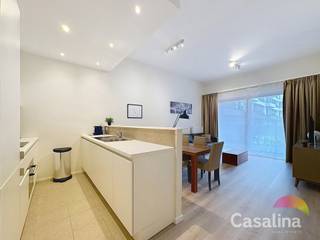 <p><strong>Casalina Real Estate stelt u met plezier dit ruime appartement van 85m² (volgens het EPC-rapport) voor, gelegen op het gelijkvloers van een goed onderhouden gebouw uit 2015.</strong></p>
<p>Het appartement bestaat uit een inkomhal met veiligheidsdeur en vestiaire, een ruime en lichtrijke woonkamer met toegang tot het terras aan de voorzijde, een volledig ingerichte open keuken, twee slaapkamers waarvan één met een douchekamer, een terras en achtertuin, een badkamer met dubbele wastafel, een apart toilet en een wasruimte.</p>
<p>Qua comfort geniet u van individuele verwarming op gas / gasketel, een dubbelstroomsysteem, videofoon en een beveiligde deur. In de kelder bevinden zich een kelderruimte en een parkeerplaats, aangeboden aan 25.000€.</p>
<p>👉 De maandelijkse lasten omvatten een werkingsfonds van 211 € (omvattende alle gemeenschappelijke kosten, verwarming, warm en koud water) en een reservefonds van 6,40 €.<br />👉 Het EPC-label is C+ (102 kWh/m²/jaar – CO₂ : 20).<br />👉 Het goed is beschikbaar bij de akte.</p>
<p>Ideaal gelegen nabij winkels, scholen, openbaar vervoer, het sportcentrum van Evere en het NAVO-hoofdkwartier, biedt dit appartement een aangename en functionele woonomgeving.</p>
<p>📞 Voor meer informatie : 02 705 11 10<br />✉️ Bezoeken : info@casalina.be<span></span> – www.casalina.be<span></span></p>
<p><em>Deze informatie en oppervlaktes zijn louter indicatief en niet contractueel bindend.</em></p>