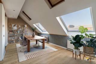 <p><span>Begijnenvest 22 (3e verd.) - Antwerpen (2000)</span></p><p><span> </span></p><p><span>Instapklaar duplex appartement (106 m²) met 3 slaapkamers en 2 badkamers in Antwerpen (2000).</span></p><p><span> </span></p><p><span>Het pand bevindt zich op een absolute toplocatie voor wie houdt van het bruisende stadsleven. Je woont hier in een rustige eenrichtingsstraat op een boogscheut van zowel de Marnixplaats, het Mechelseplein als het Zuid. Ook qua mobiliteit zit je hier uitstekend: openbaar vervoer en verschillende velo-stations bevinden zich vlakbij en met de wagen ben je in een mum van tijd op de snelweg. Kortom: een topligging voor de stadsmus die graag geniet van alles wat de stad te bieden heeft.</span></p><p><span>Het appartement bevindt zich op de twee bovenste verdiepingen van een kleinschalig gebouw bestaande uit slechts vier appartementen. De vaste kosten bedragen €105/maand en omvatten onder meer koud water, blokpolis, lift en minuterie. In 2022 werd een nieuwe condensatieketel geplaatst en in 2024 werden de Velux-ramen in de woonkamer vernieuwd.</span></p><p><span>Met de lift of trap bereik je de derde verdieping, waar je het appartement binnenkomt via de hal. Aan de voorzijde bevindt zich de gezellige leefruimte van ca. 35 m² met veel lichtinval en een open keukenhoek, uitgerust met alle hedendaags comfort: gasvuur, dampkap, ingebouwde vaatwasser, koelkast en vriezer. Achteraan op deze verdieping vind je een eerste slaapkamer (14 m²) met aangrenzende badkamer (3 m²), evenals een apart gastentoilet.</span></p><p><span>Op de bovenverdieping treffen we achteraan de ruime masterbedroom (17 m²) met aansluitende badkamer. Verder is er nog een derde slaapkamer (13 m²) met aangrenzende berging (10 m²) aanwezig.</span></p><p><span>Ben je op zoek naar een ruim stadsappartement met 3 slaapkamers, 2 badkamers en een uitstekende ligging in het hart van Antwerpen? Mis deze kans niet! Bewoonbare opp. 106 m² – ref.: bruto vloeropp. Voor meer info of een gratis schatting surf naar </span><span><span>www.hansimmo.be</span></span></p><p><span> </span></p>